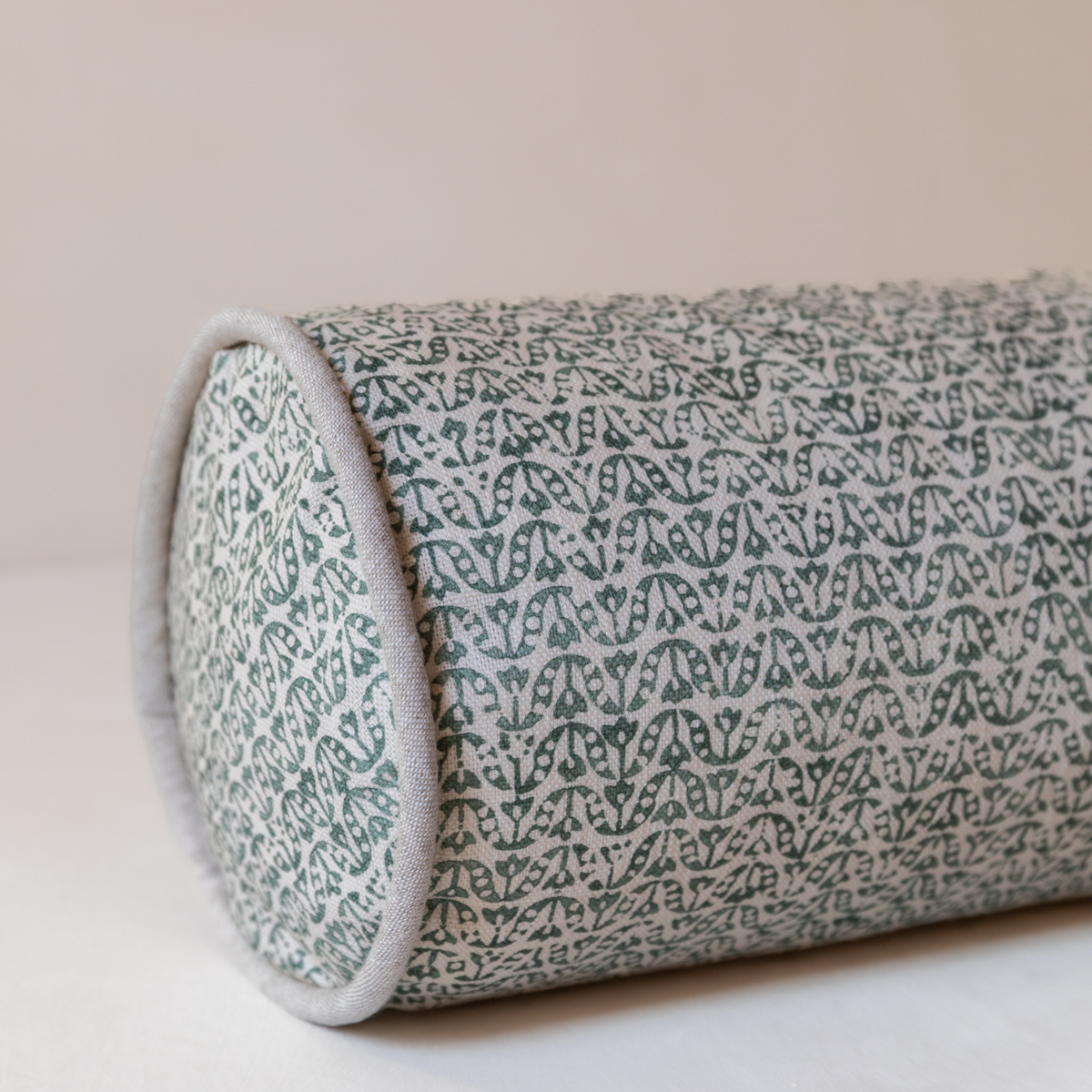 Elegant piping, cohesive colour