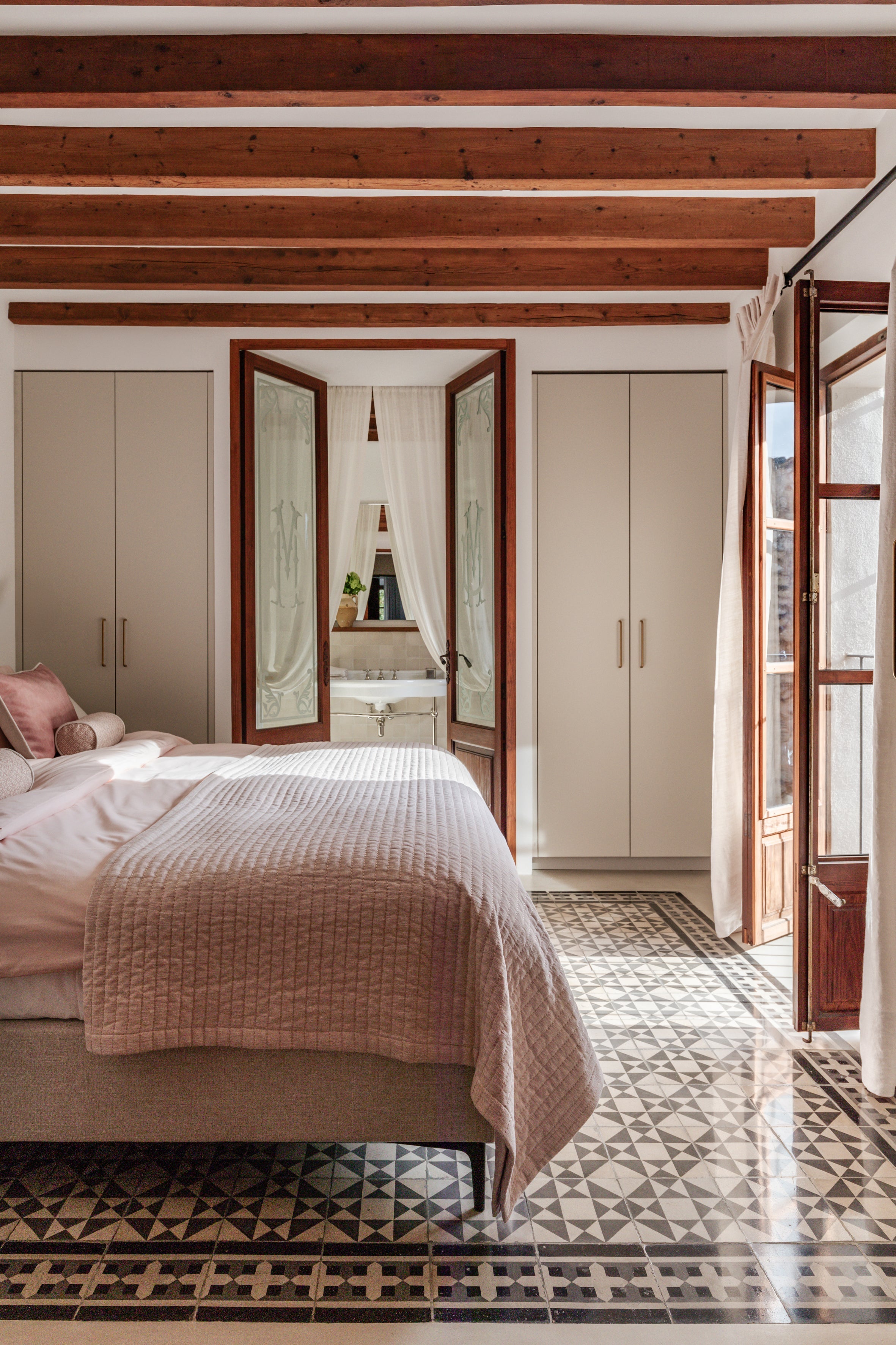 Ten ways to design a boutique hotel-worthy bed room