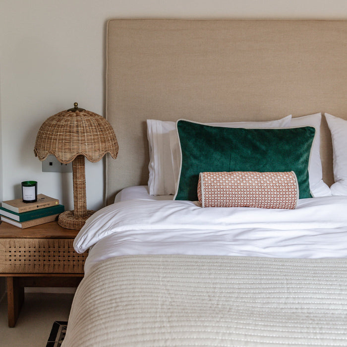 How to choose the right bedspread: size, fabric and cushion layering