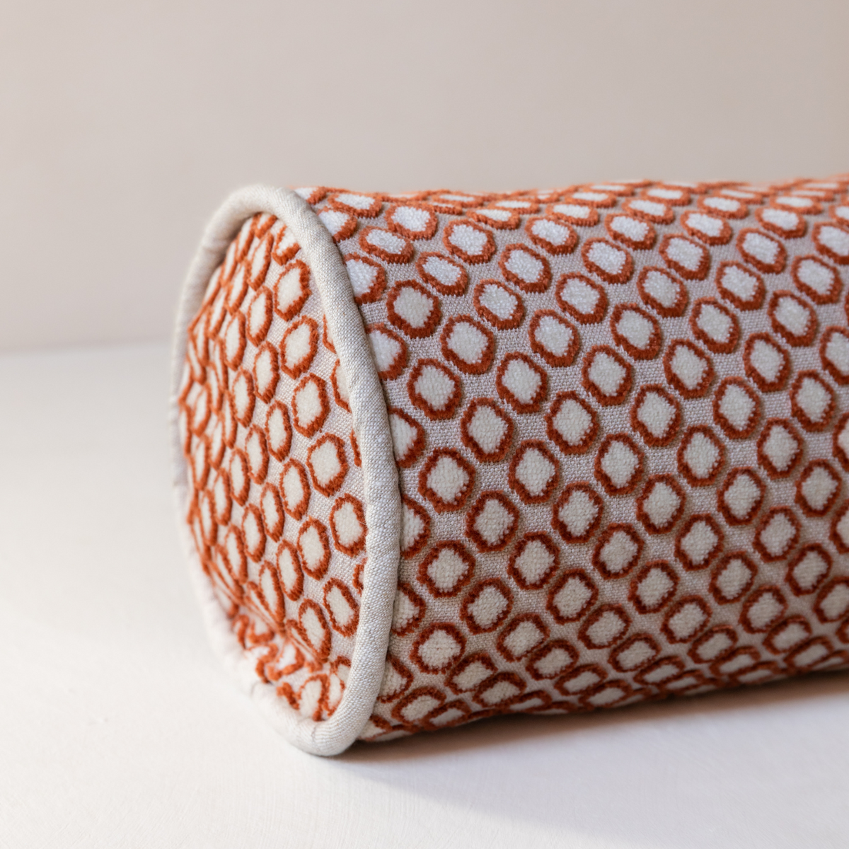 Elegant piping, cohesive colour
