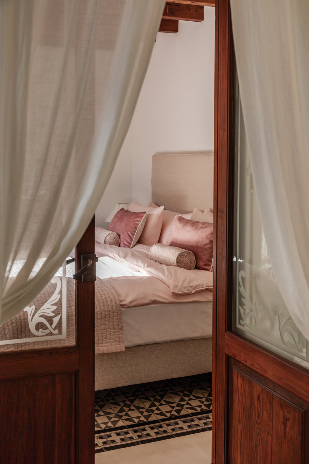 Ten ways to design a boutique hotel-worthy bed room