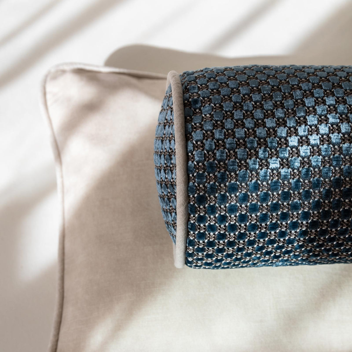 Elegant piping, cohesive colour