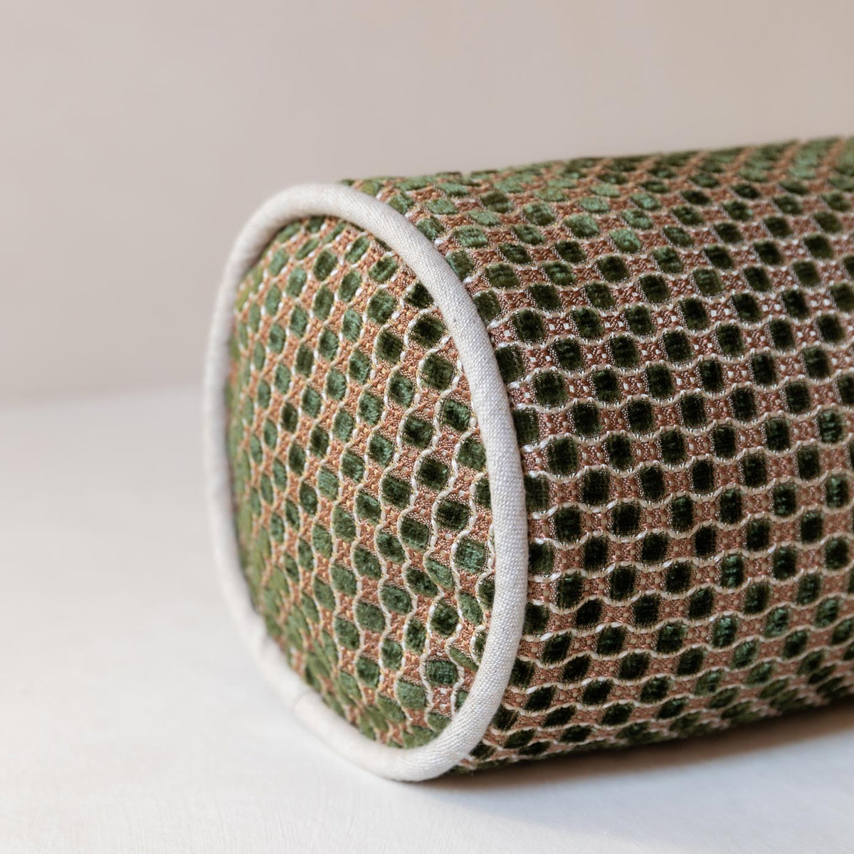 Elegant piping, cohesive colour