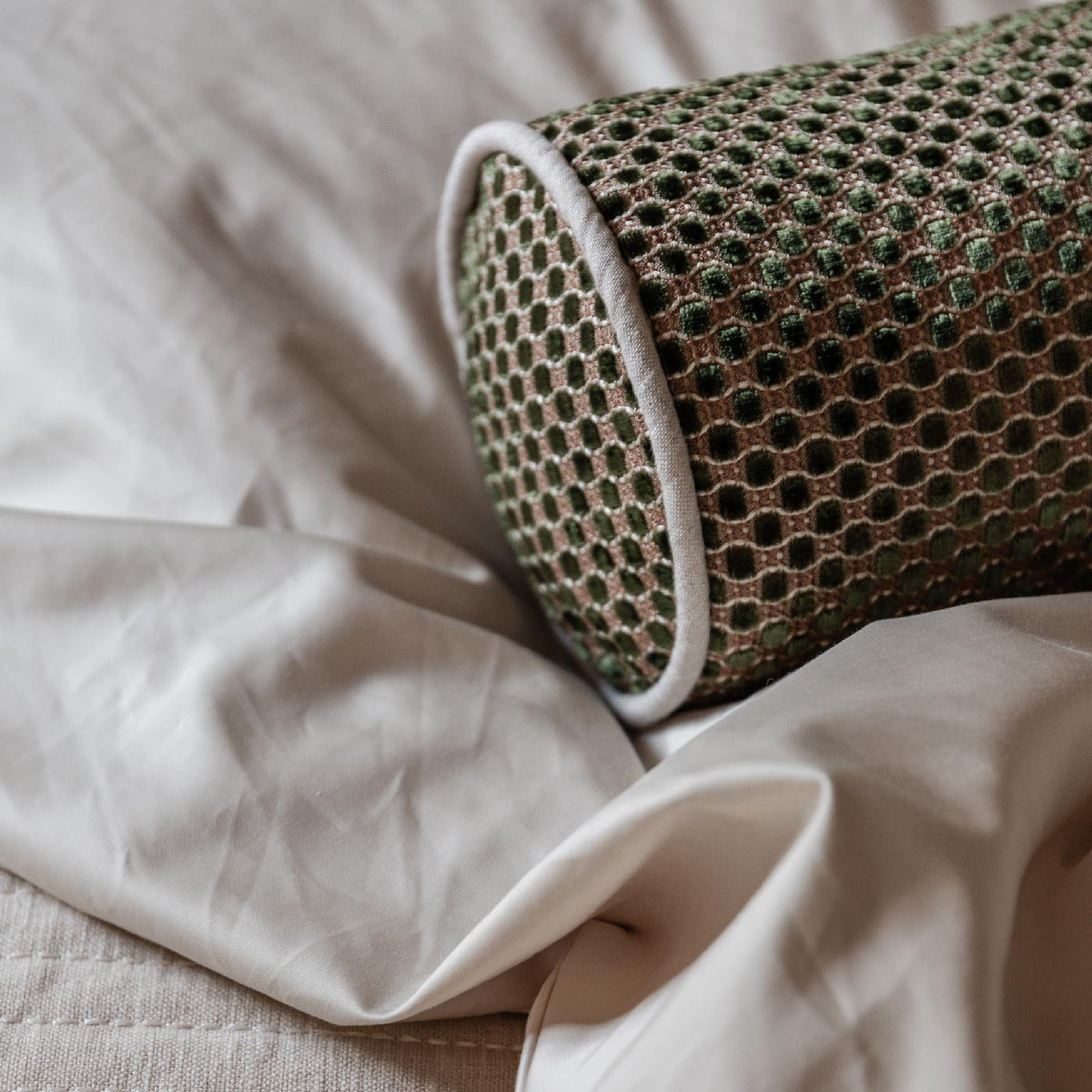 The Decorative Roll Cover Palma - Shimmering Olive Green
