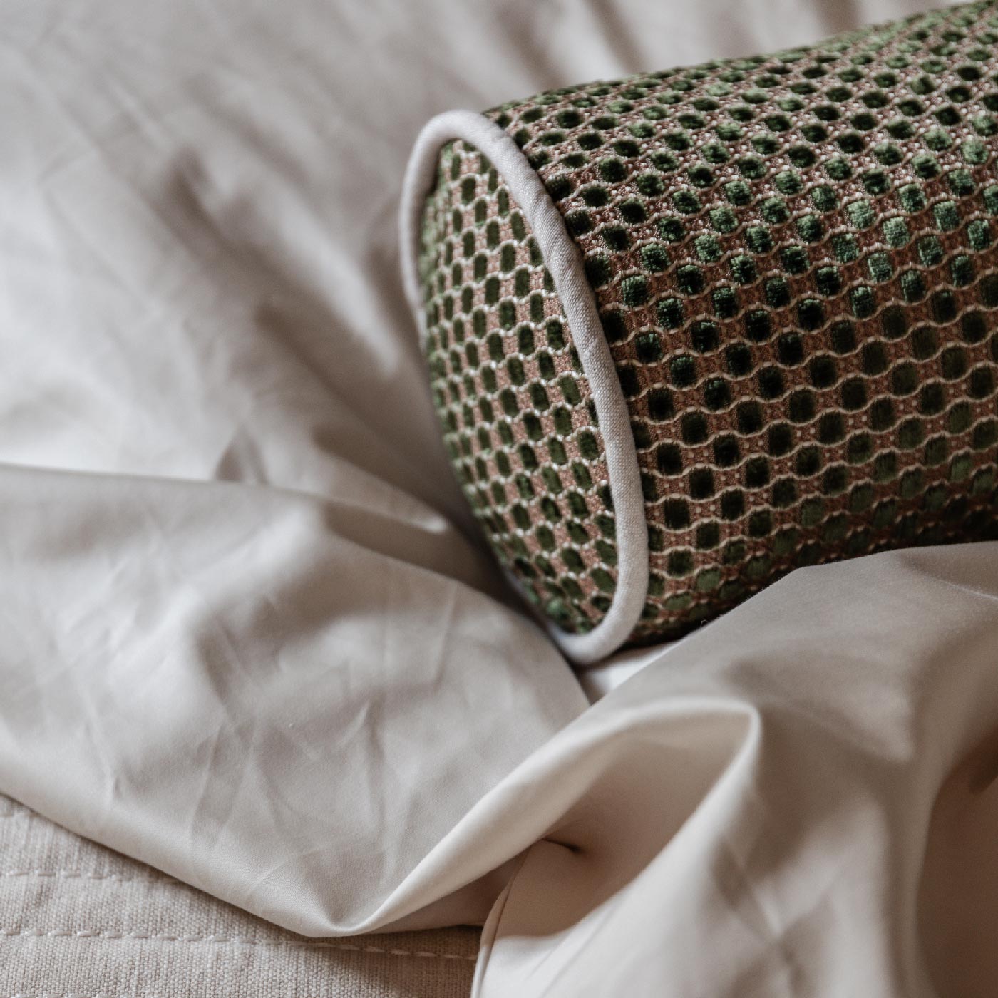 The Decorative Roll Cover Palma - Shimmering Olive Green