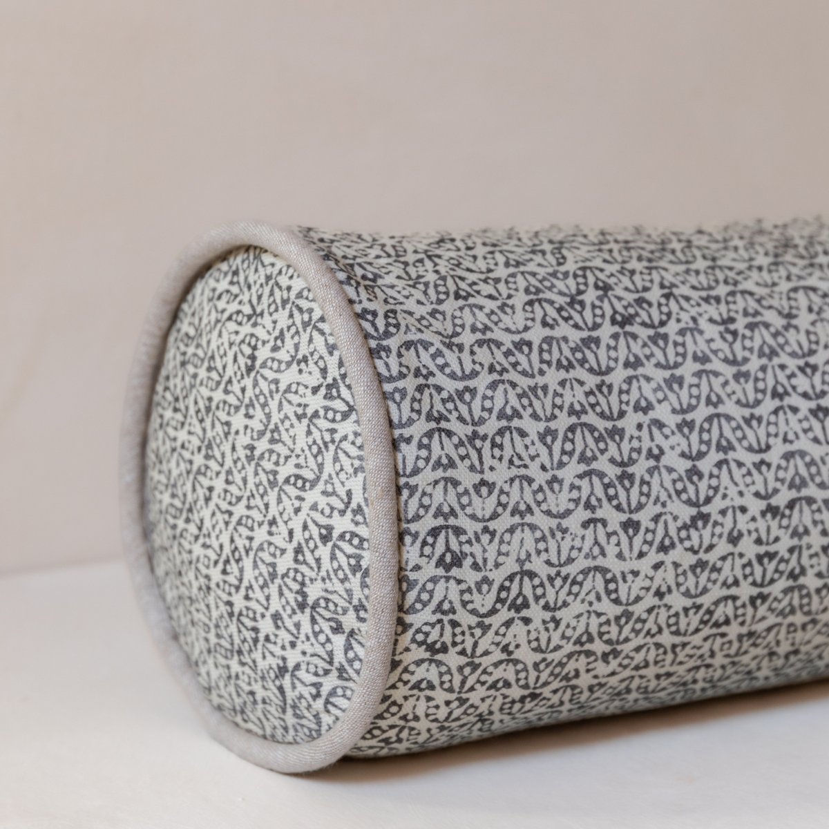 Elegant piping, cohesive colour