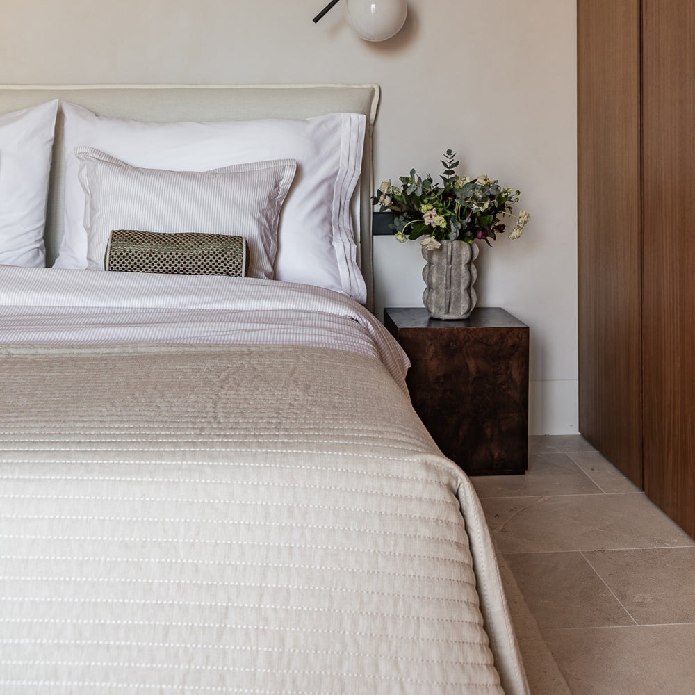 How to choose the right bedspread: Size, fabric and cushion layering