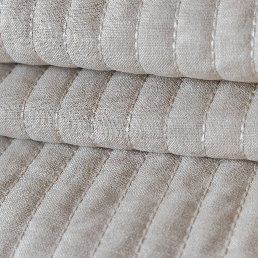 How to choose the right bedspread: Size, fabric and cushion layering