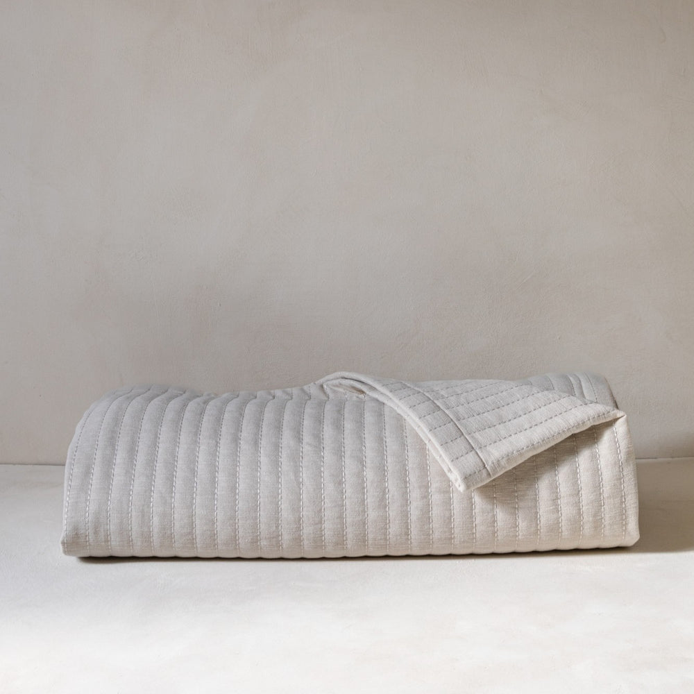 How to choose the right bedspread: Size, fabric and cushion layering