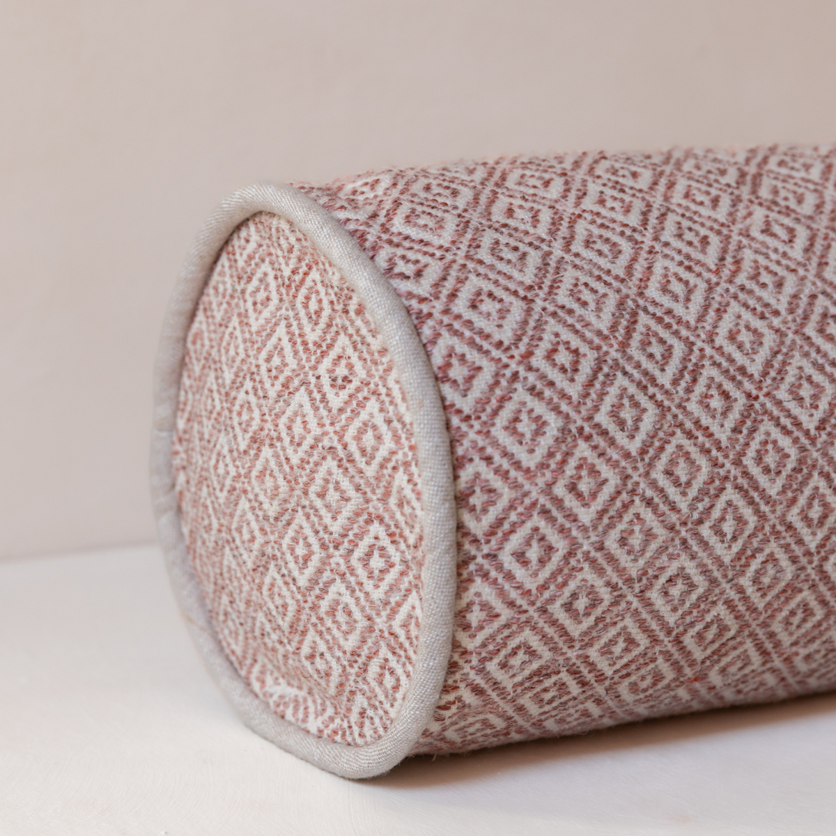 Elegant piping, cohesive colour