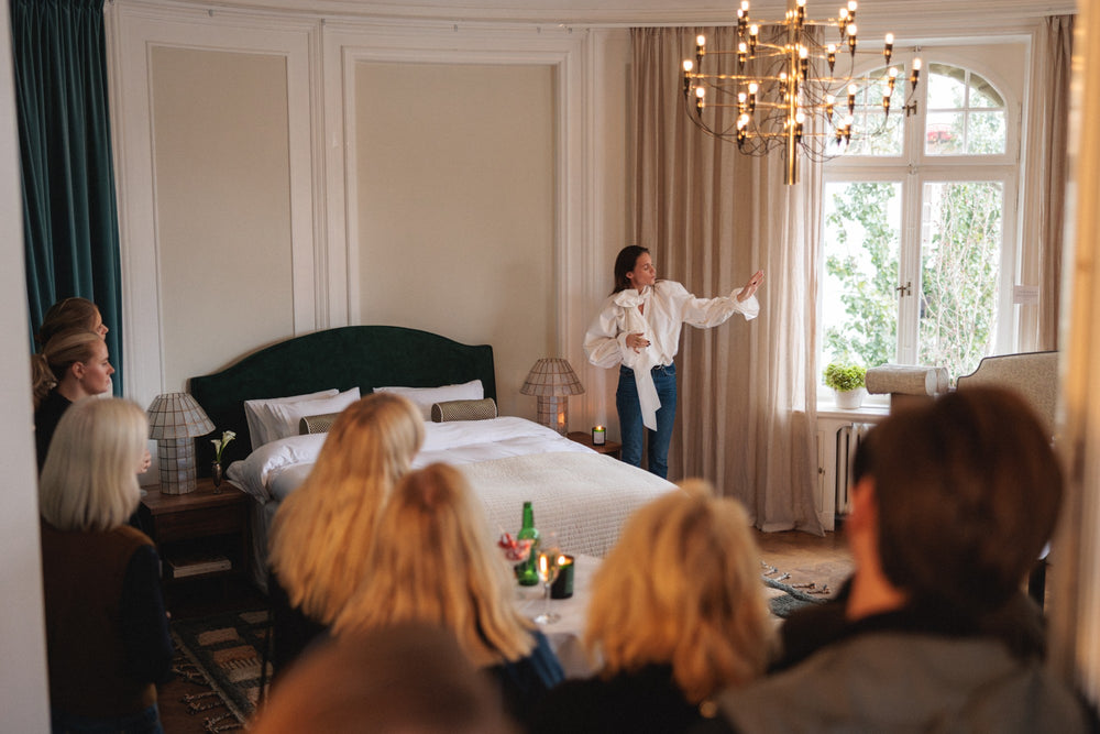 Mathilda presenting the headboards at the event on Strandvägen 7