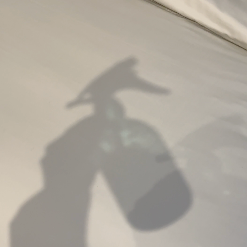 Sprayflaska-knepet för skrynkelfria sängkläder